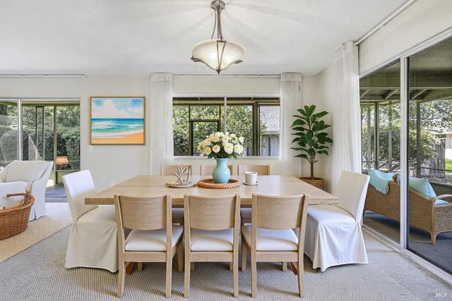 447 Meadowgreen Dr, Santa Rosa, CA 95409