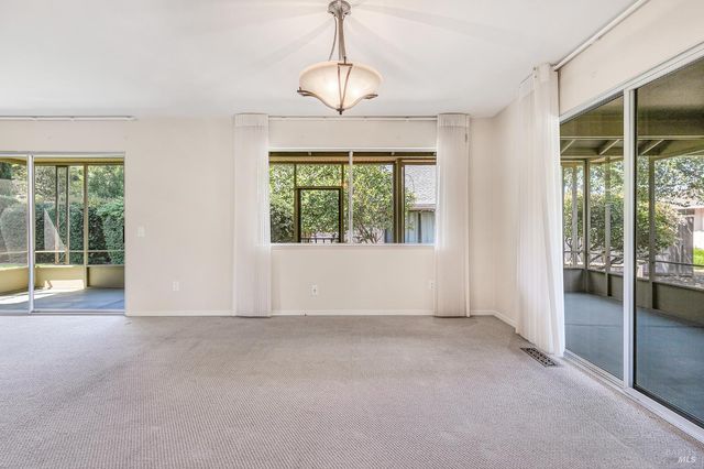 447 Meadowgreen Dr, Santa Rosa, CA 95409