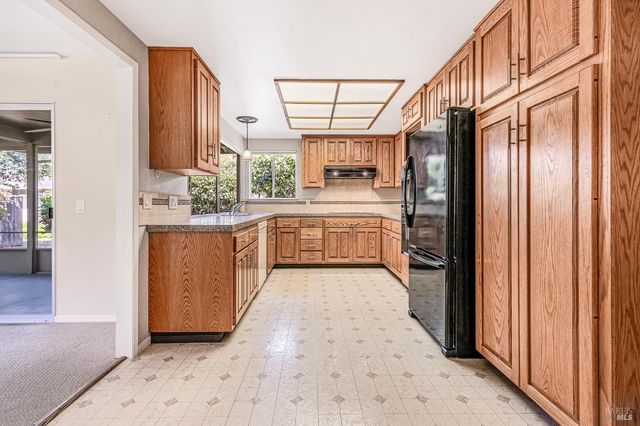 447 Meadowgreen Dr, Santa Rosa, CA 95409