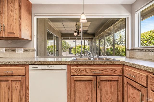 447 Meadowgreen Dr, Santa Rosa, CA 95409
