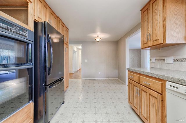 447 Meadowgreen Dr, Santa Rosa, CA 95409
