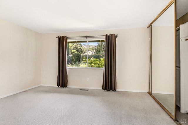 447 Meadowgreen Dr, Santa Rosa, CA 95409