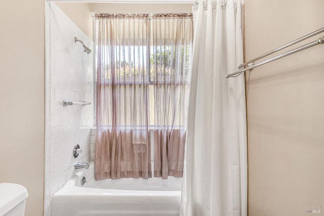 447 Meadowgreen Dr, Santa Rosa, CA 95409