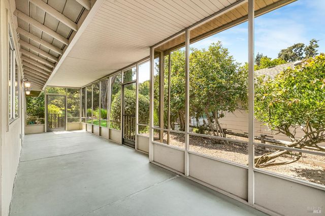 447 Meadowgreen Dr, Santa Rosa, CA 95409