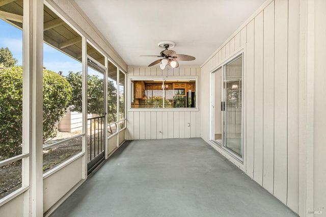 447 Meadowgreen Dr, Santa Rosa, CA 95409