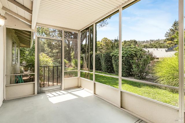 447 Meadowgreen Dr, Santa Rosa, CA 95409