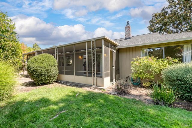 447 Meadowgreen Dr, Santa Rosa, CA 95409