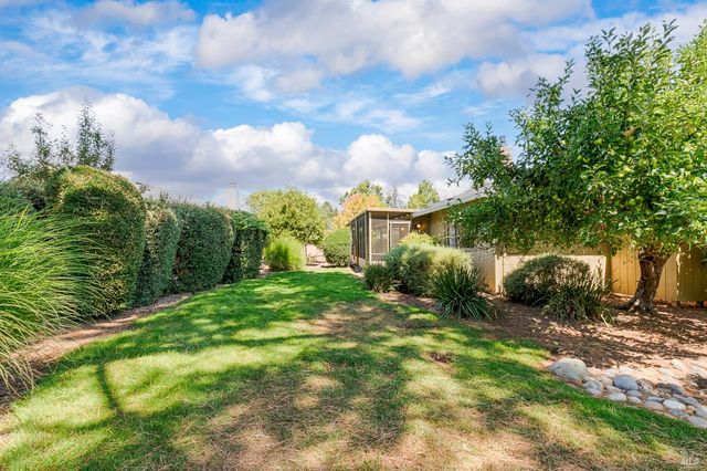 447 Meadowgreen Dr, Santa Rosa, CA 95409
