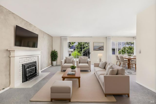 447 Meadowgreen Dr, Santa Rosa, CA 95409