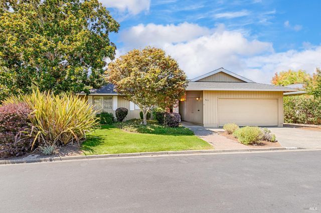 447 Meadowgreen Dr, Santa Rosa, CA 95409