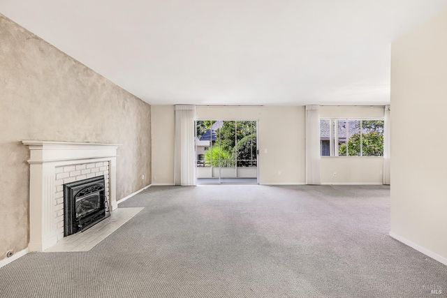 447 Meadowgreen Dr, Santa Rosa, CA 95409