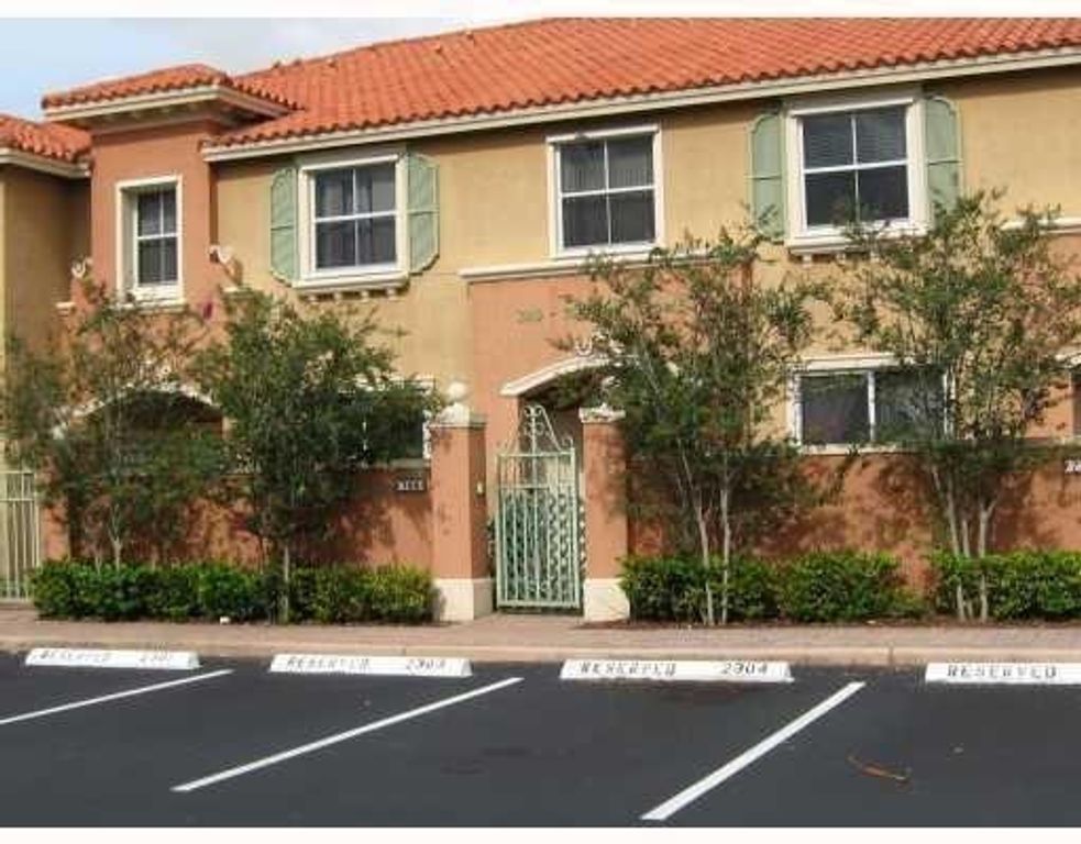 765 SW 107th Avenue 2303, Pembroke Pines, FL 33025