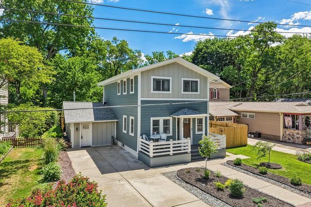 924 Nagawicka STREET, Delafield, WI 53018