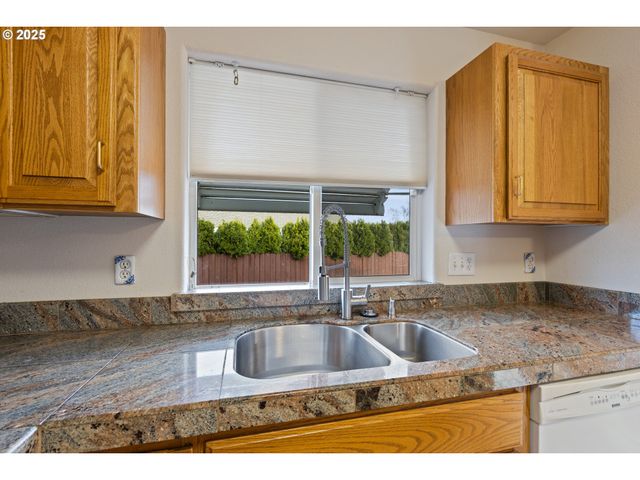 300 RIDGEWAY St, Sutherlin, OR 97479