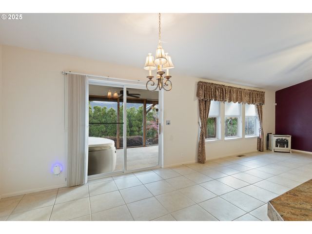 300 RIDGEWAY St, Sutherlin, OR 97479