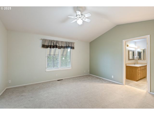 300 RIDGEWAY St, Sutherlin, OR 97479