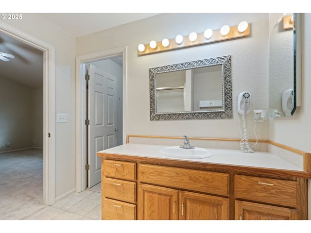 300 RIDGEWAY St, Sutherlin, OR 97479