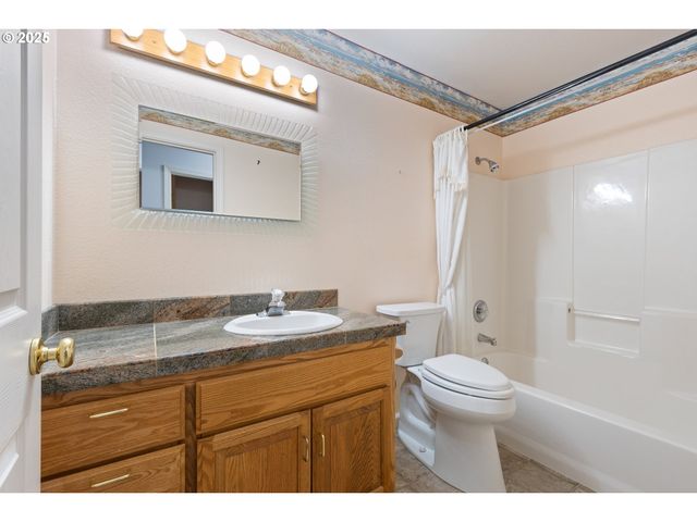 300 RIDGEWAY St, Sutherlin, OR 97479