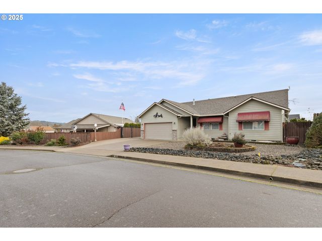 300 RIDGEWAY St, Sutherlin, OR 97479