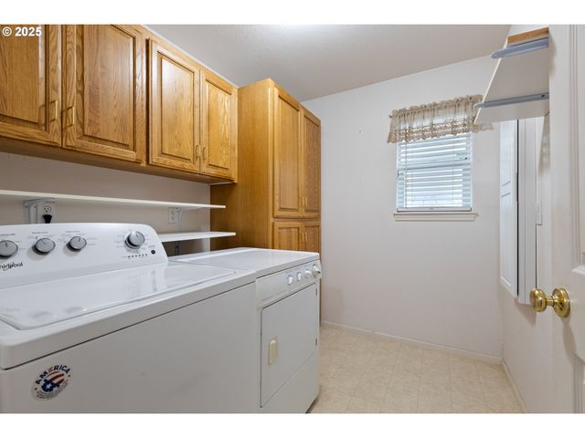 300 RIDGEWAY St, Sutherlin, OR 97479