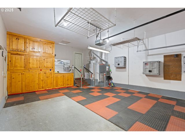 300 RIDGEWAY St, Sutherlin, OR 97479