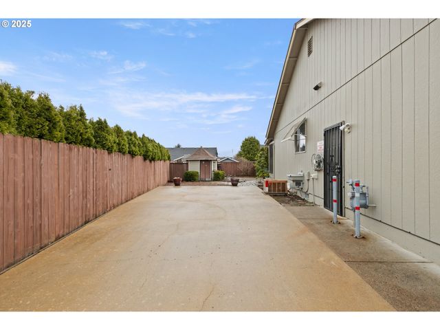 300 RIDGEWAY St, Sutherlin, OR 97479