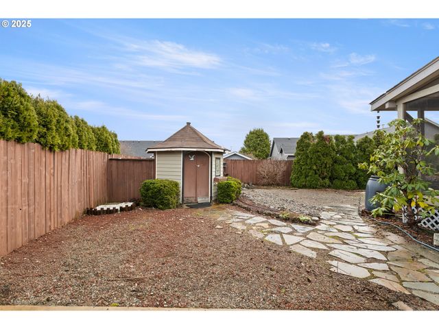 300 RIDGEWAY St, Sutherlin, OR 97479