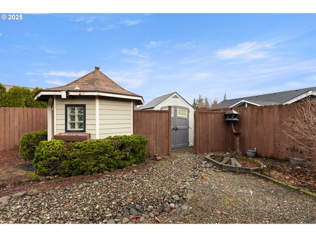 300 RIDGEWAY St, Sutherlin, OR 97479
