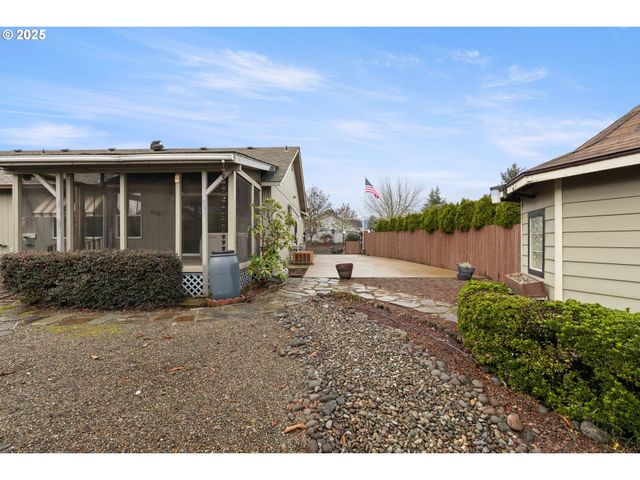 300 RIDGEWAY St, Sutherlin, OR 97479