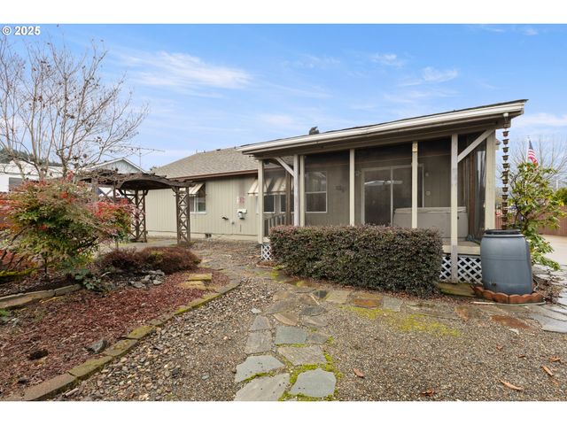 300 RIDGEWAY St, Sutherlin, OR 97479