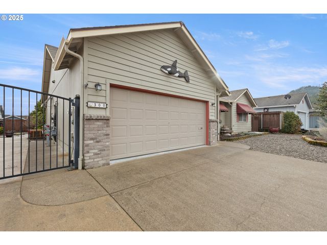 300 RIDGEWAY St, Sutherlin, OR 97479