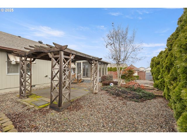 300 RIDGEWAY St, Sutherlin, OR 97479