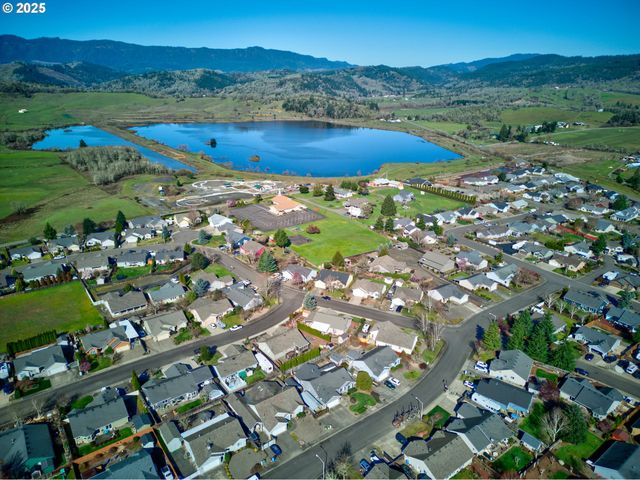300 RIDGEWAY St, Sutherlin, OR 97479