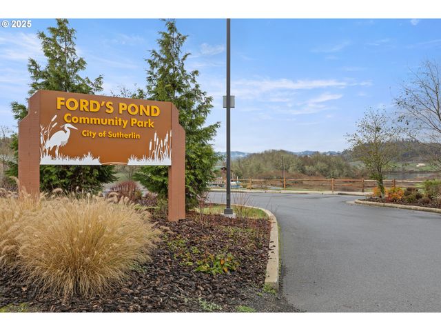 300 RIDGEWAY St, Sutherlin, OR 97479