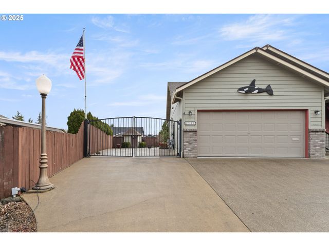 300 RIDGEWAY St, Sutherlin, OR 97479