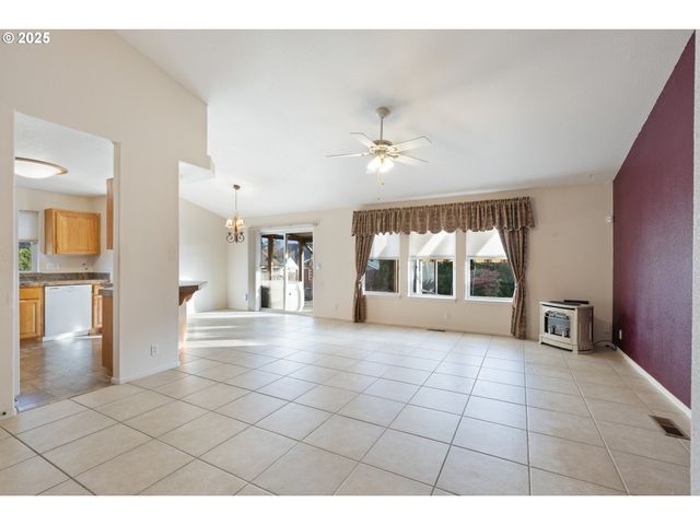 300 RIDGEWAY St, Sutherlin, OR 97479