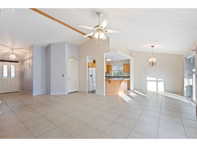 300 RIDGEWAY St, Sutherlin, OR 97479