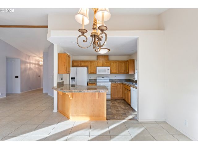 300 RIDGEWAY St, Sutherlin, OR 97479