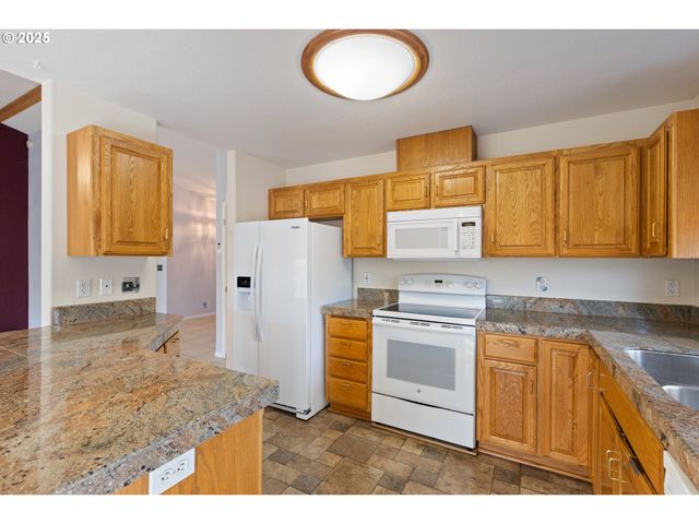 300 RIDGEWAY St, Sutherlin, OR 97479