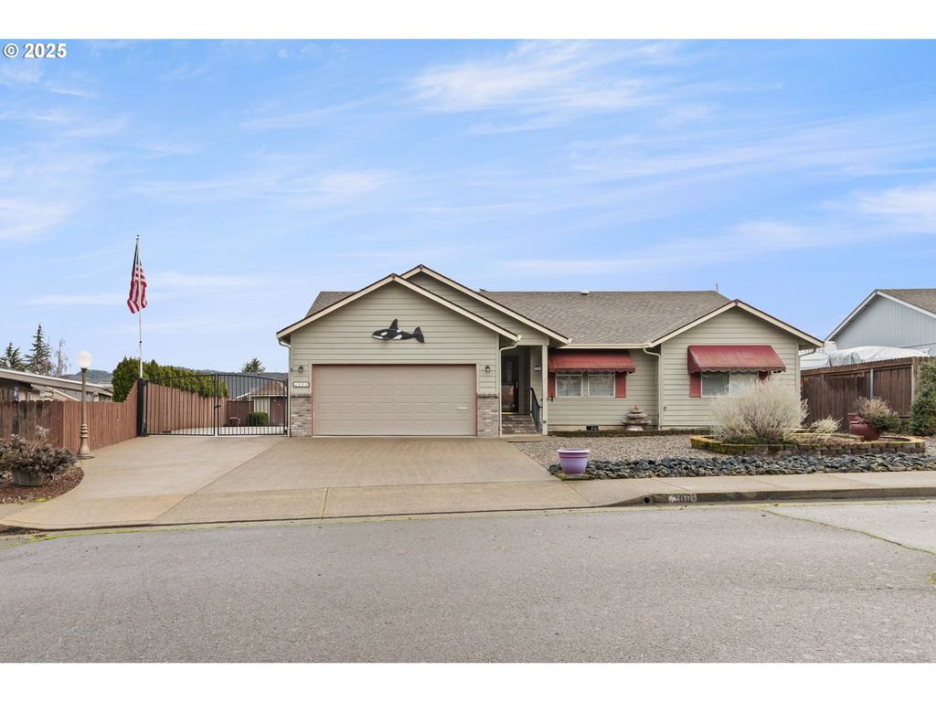 300 RIDGEWAY St, Sutherlin, OR 97479