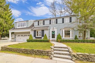 370 Country Club Lane, Grosse Pointe Farms, MI 48236