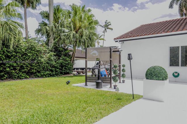 11929 SW 72 TER, Miami, FL 33183