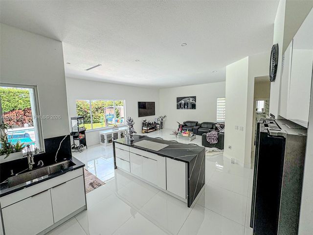 11929 SW 72 TER, Miami, FL 33183