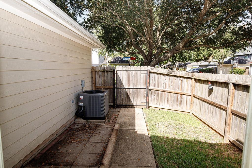Image 15 of property listing at 3970 Southern Bend, Missouri City, TX 77459