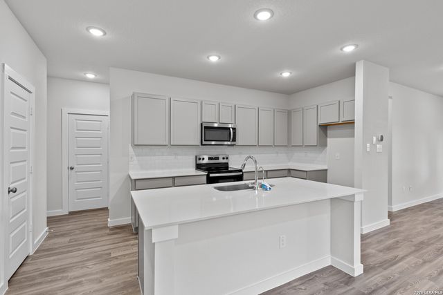 9982 Chavaneaux Lndg, San Antonio, TX 78221