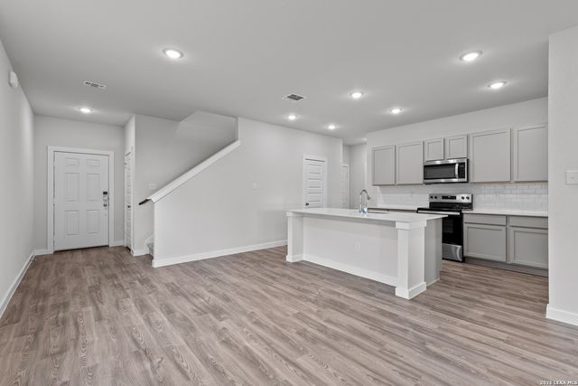 9982 Chavaneaux Lndg, San Antonio, TX 78221