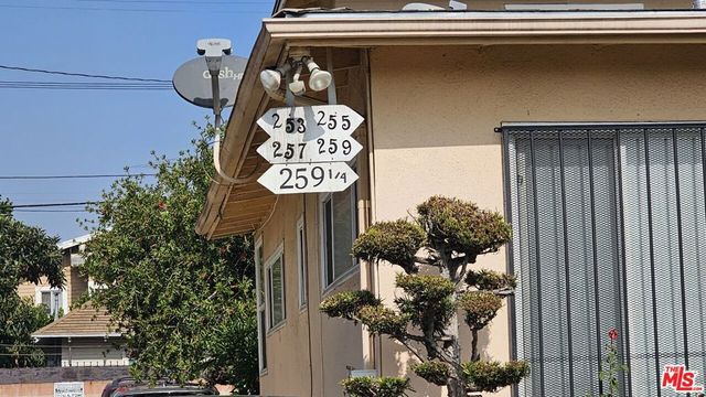 251 W 41st Place, Los Angeles, CA 90037