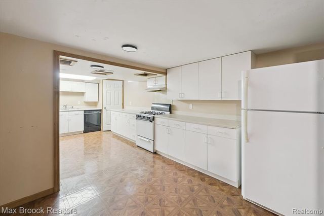 5872 Meadowview Drive, Plymouth, MI 48187