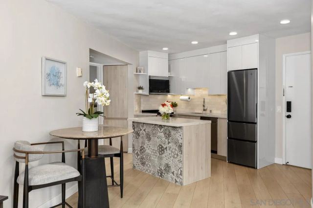 8040 Girard Ave 2, La Jolla, CA 92037