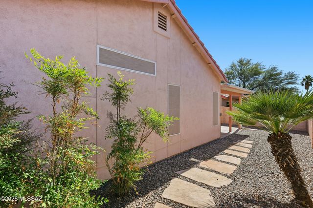 9907 N Woodstone Trail, Tucson, AZ 85742